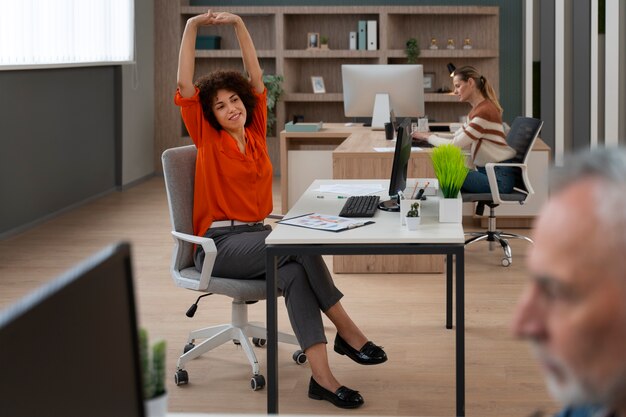 Ergonomiczne rozwiązania dla biura – jak dobrać meble zapewniające komfort pracy