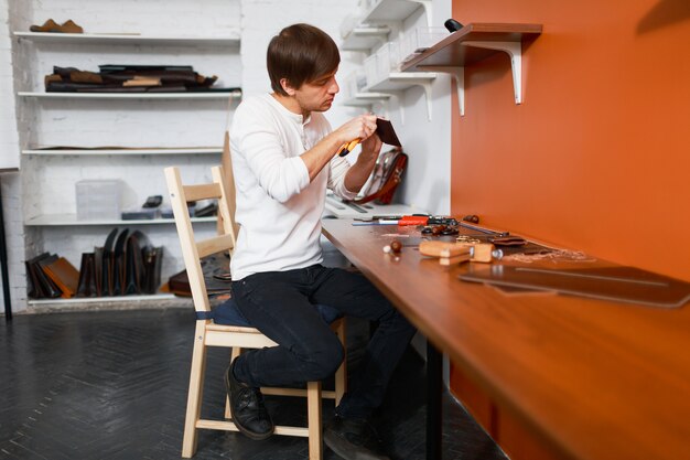 Jakie są korzyści z używania lakierów do blatów kuchennych?