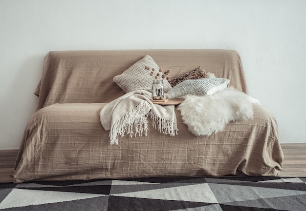 Jak dobrać dekoracje tekstylne, aby stworzyć przytulną atmosferę w domu?